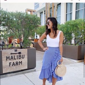 Ruffle skirt with side zipper.